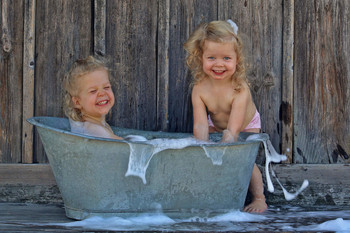 Twins / Zwillings - Mädchen beim baden