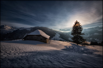 Alp Winter / Alphütte im Gegenlicht