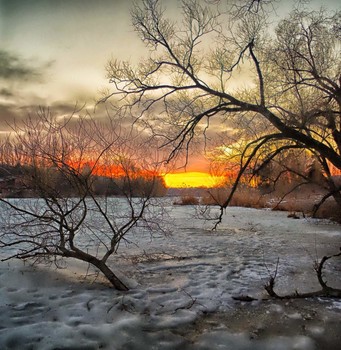 Sonnenaufgang über dem Fluss / ***