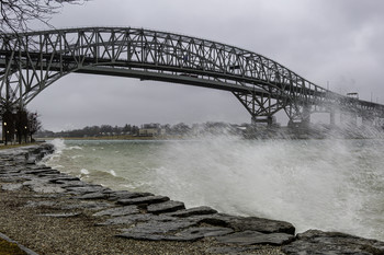 Stormy Under Bridges / It was really stormy under the bridges the other day