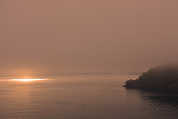 The birth of the light / Am frühen Morgen vor Norwegens Küste lag noch der Nebel der Nacht über dem Meer, da stach die Sonne mit einem spitzen Strahl durch die dicke Brühe und es sah so aus, als wenn außerirdische landen würden, ein Traum für meine Augen