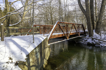 Red Park Bridge / This red park walking bridge really looks good in the snow
