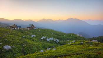 Morgendämmerung in den Bergen / ***