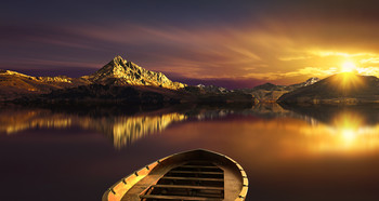 Lago al tramonto / Luce radente sulla barca ormeggiata.