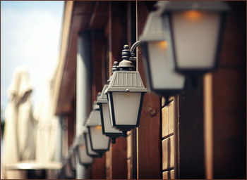 Auf der Plattform. / ***