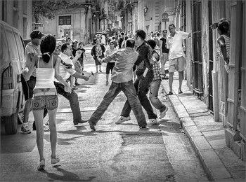 Streit / I saw this scene during a visit to Havana / Cuba. A dispute between two men. One man was very irritable and threatened the other man with a hammer. Fortunately, the dispute is not escalated because people have separated the combatants on the road.