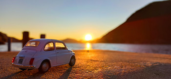 Modellismo Fotografico sul Lago d'Iseo / La luce del tramonto di Montisola illumina il modellino della Fiat 500 in uno dei luoghi più famosi del lago