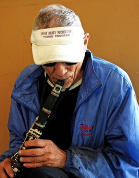 Life on the streets / Homeless man plays instrument for donations