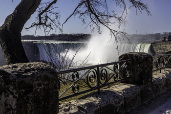 Picturesque Horseshoe Falls / The picturesque Horseshoe Falls is especially pretty when the sun is shining