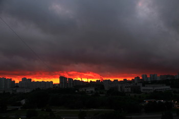 Wolken über der Stadt entstand ... / ***