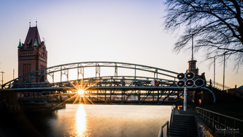 Letzte Sonnenstrahlen im Lübecker Hafen / Die Hubbrücke in Lübeck im Sonnenuntergang