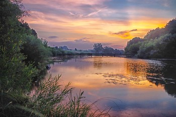 Sonnenaufgang auf dem Fluss / ***