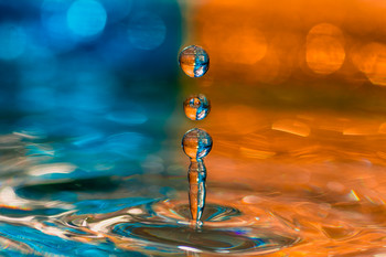 Solo son gotas de agua diferentes. / Gota de agua salpicando, luego la imaginación.