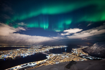 Nothern Light over Tromso / Ein Auftragsfoto, was nicht leicht umzusetzen war. Dieses Jahr hatte ich kein konstantes Hochdruckwetter in Tromsö (was auch recht selten) ist. Daher musste man versuchen in den wenigen verbleibenden Wolkenlücken zu fotografieren. Dann muss aber genau zum richtigen Zeitpunkt auch das Polarlicht mitspielen. Hier hat es mal geklappt. Aber man sie von links schon das nächste Schneegebiet heranrollen. Also viel Zeit blieb nicht.