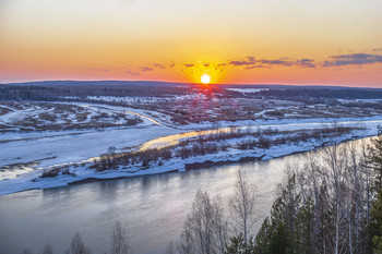 Sonnenuntergang über dem Fluss / ***