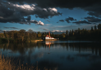 Gatchina. May 2020. The Priory Palace under the dramatic evening sky. / The Priory Palace under the dramatic evening sky.