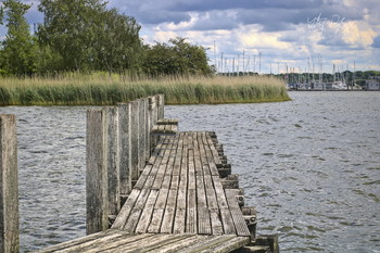 Nicht ausrutschen! / Eine alte Holzbrücke in der Schlei, Ostsee.