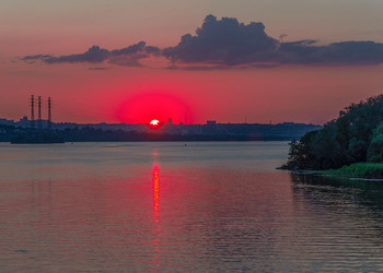 Ein purpurroter Sonnenuntergang / ***