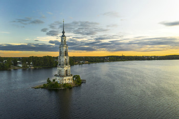 Kalyazin. Der Glockenturm der Kathedrale St. Nikolaus / ***