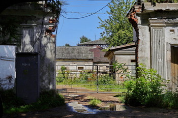 Provincial Yard / ***