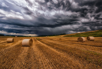 Nach der Ernte / Regenwolken