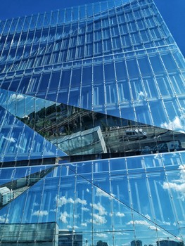 Cube Berlin / Direkt am Berliner Hauptbahnhof ist dieses architektonisch interessante Bürogebäude entstanden.