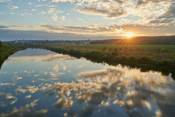 Dämmerung auf dem Fluss. / ***