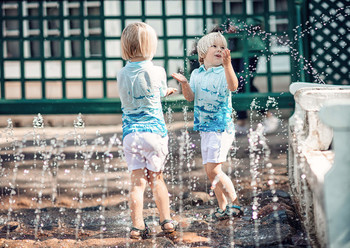 &nbsp; / Fountain-firecracker &quot;Sofa&quot; in the garden of Monplaisir.As soon as you touch or sit down, splashes or jets of water suddenly fly out(Peterhof)