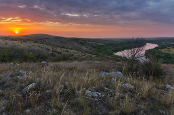 Sonnenuntergang über dem Fluss / ***