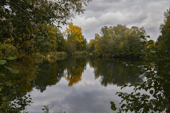 Autumn by the pond / A pond is an artificially created still water, usually with inflow and outflow. In contrast to a lake, the depth is so shallow that no stable temperature stratification is formed. Ponds are considered to be a historically significant development in hydraulic engineering. It was only through the storage of drinking and process water that the expansion of settlement in urban and rural areas became possible. This importance of ponds for water storage has only gradually declined in recent times with the modern water supply from the ground water by means of deep wells and pressure pipes - this also applies to the function of a mill pond for the operation of water mills for the purpose of driving various aggregates, which has been highly significant for more than 2000 years before the spread of steam power in the 19th century. While some cities had been equipped with new water supply technologies since the middle of the 19th century, rural areas were still dependent on ponds for a long time.
Wikipedia