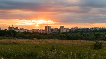 Sonnenuntergang über der Stadt / ***