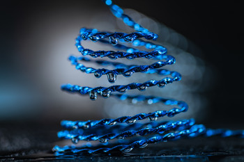 Ráfagas por goteo. / Macro de objeto con cambios en la proyección de la luz.