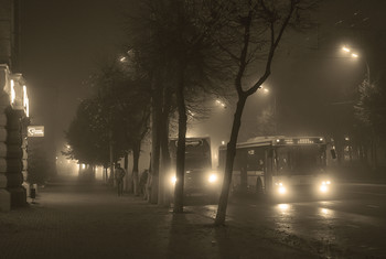 &nbsp; / City in the Foggy Night///