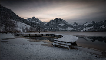 Eis auf dem Bergsee. / ++++