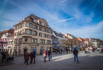 Ein Spaziergang durch die Stadt / ***