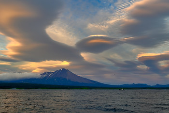 lenticular clouds / ***