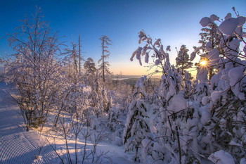 Sonnenaufgang über dem Fluss / ***
