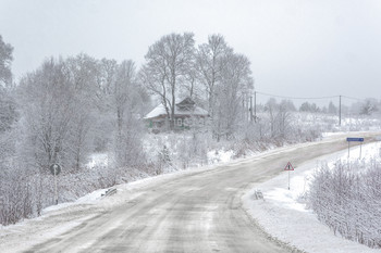 Haus in der Nähe der Straße / ***