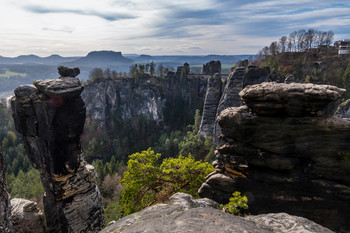 Blick auf die Basteibrücke / Morgens im Elbsandsteingebirge