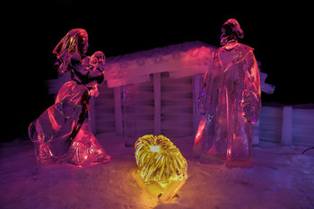 Figuren in Eis, / Foto aus der Ausstellung "Eiswelten" Dresden