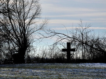 Landschaft, Natur und Religion / an den Wegen aus drei Dörfern zu einer Kapelle auf dem Heiligenberg bei Höxter stehen zahlreiche Kreuze und Bildstöcke ...
Die Ansicht vom Weg ist hier zu sehen:
https://fotoload.ru/foto/1070039/