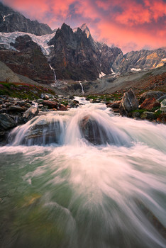 [stream] / Dreaming of my mountains.

The Grandes Murailles is a mountain chain located in Aosta Valley between Valpelline and Valtournenche. Lies to the west of Cervinia.
From the left Cresta Albertini and Dent d’Herens , surrounded with clouds Punta Bianca, Punta Carrel and Punta Mara Cristina.