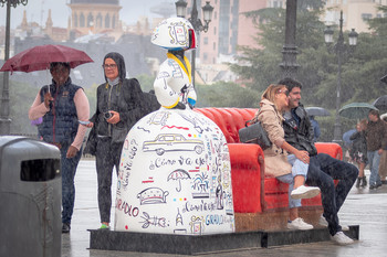 Madrid tiene sus momentos. / Famosas meninas que se distribuyen en algunos lugares del Madrid de turismo. Lloviendo algunos quieren su foto.