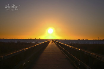 Goldenes Tor / Sonnenuntergang auf einer Seebrücke