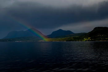Regenbogen übern Fjord / aufgenommen in Norwegen