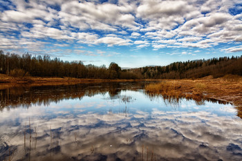 Landschaft mit Wolken / ***