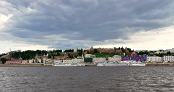 Wolken über der Stadt entstand ... / ***