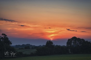 Nach einem sehr warmen Tag... / Sonnenuntergang in Angeln.