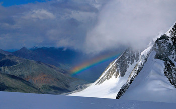 Regenbogen über dem Gletscher Mensu / ***