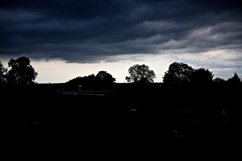 gibt es ein Gewitter hängt über / ***